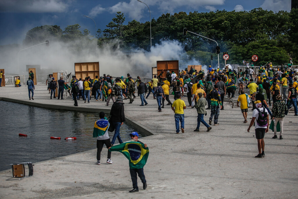 Apoiadores do ex-presidente Jair Bolsonaro (PL) realizam ato golpista e invadem a praça dos Três Poderes, em Brasília, para depredar os prédios no local. (Foto: Gabriela Biló/Folhapress)