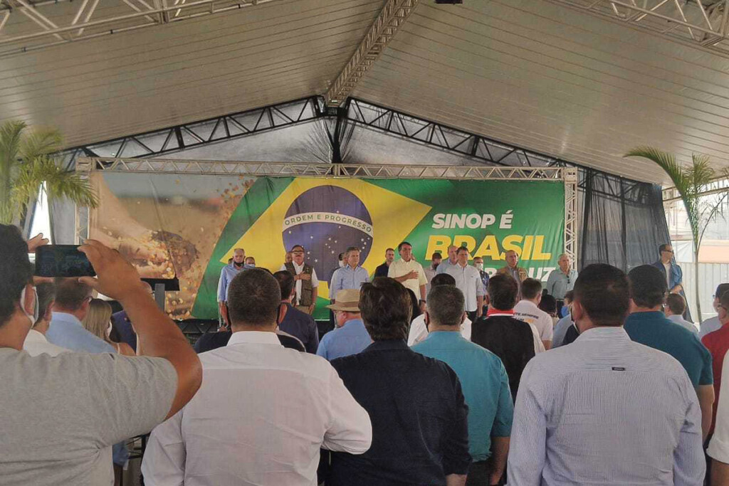 O presidente Jair Bolsonaro cumprimenta apoiadores e gera aglomeração em Sorriso, durante visita ao estado do Mato Grosso.