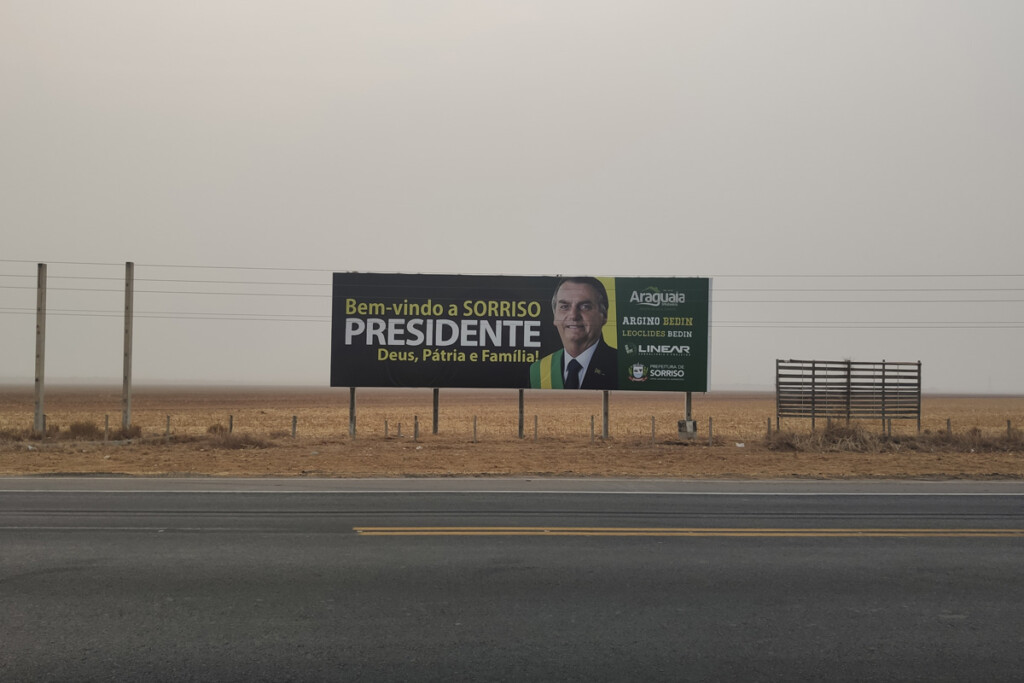 Outdoor reverencia o presidente Jair Bolsonaro em Sorriso, na BR-163, no interior de Mato Grosso.