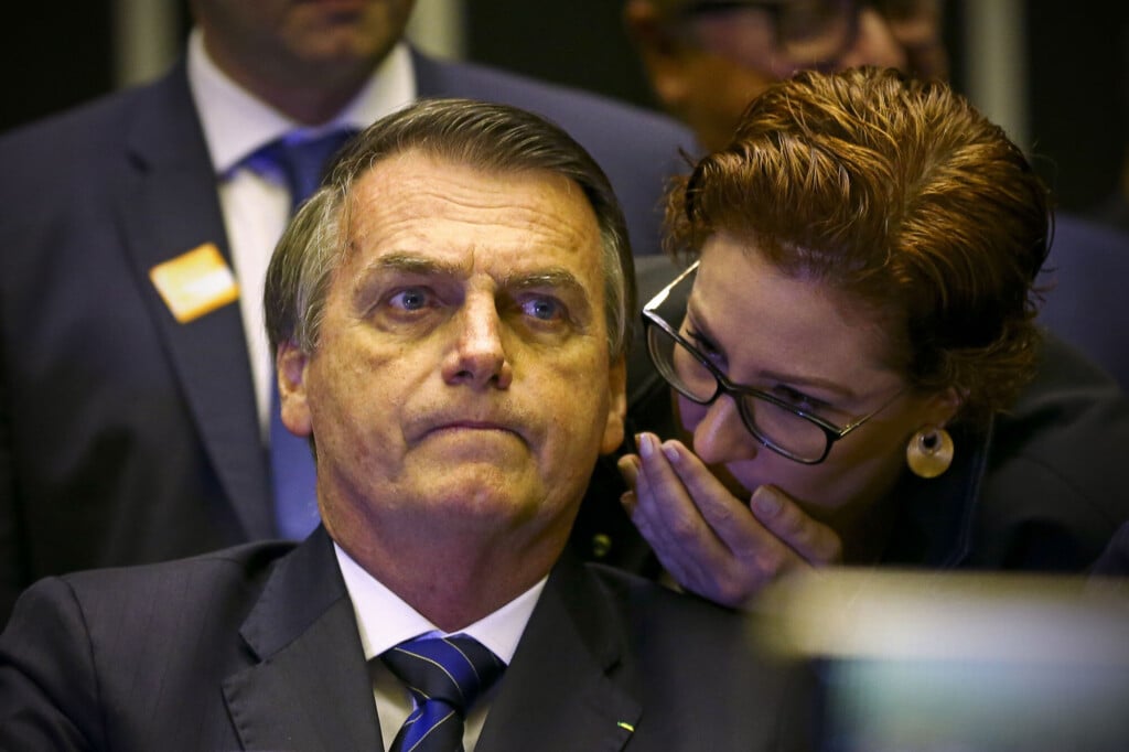 O presidente Jair Bolsonaro e a deputada Carla Zambelli durante sessão solene em homenagem ao ator Carlos Alberto de Nóbrega, na Câmara dos Deputados.