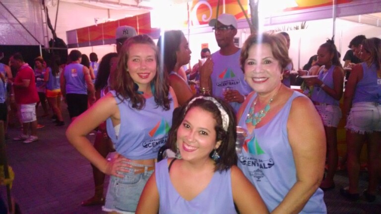 Mila D'Oliveira, autora do texto, com amigas durante o carnaval, em 2015.