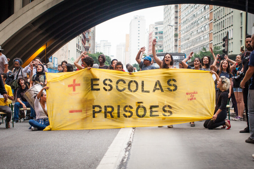Secundaristas fecham a Avenida 9 de Julho em São Paulo, em 2015.