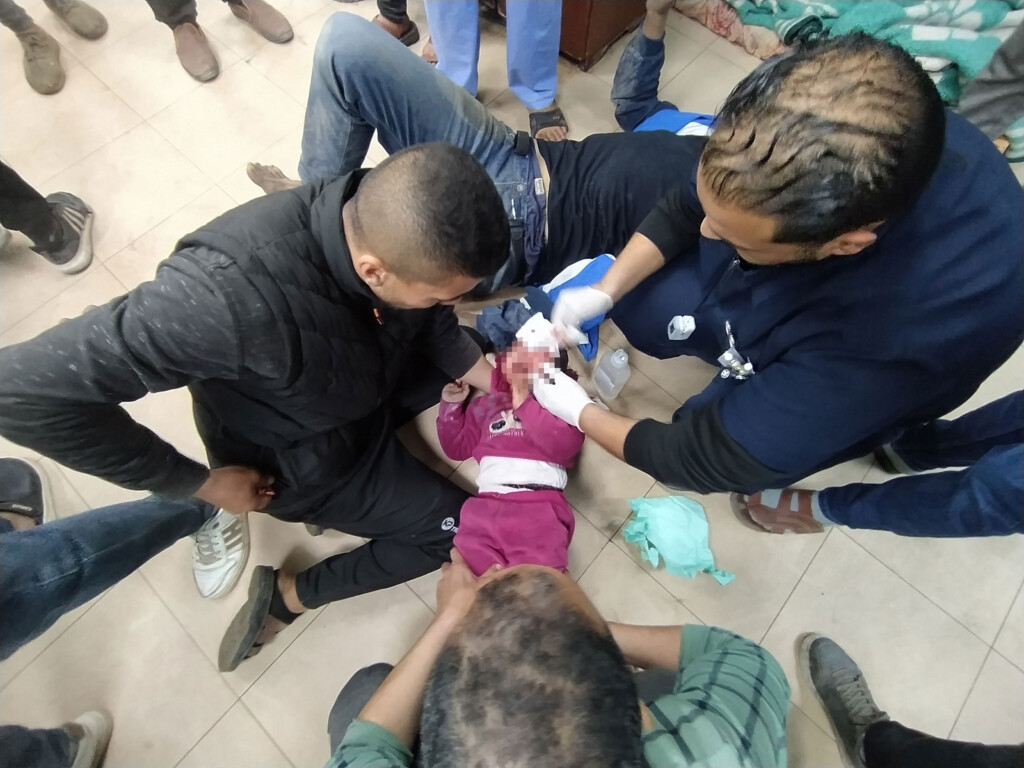 Chegada de palestinos feridos ao Hospital dos Mártires de Al-Aqsa. 06 de março de 2024, Gaza, Palestina.