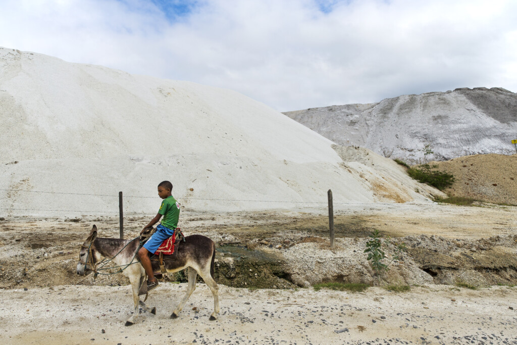 ARAÇUAÍ, MG, BRAZILIË 28.11.2018 Jongen rijdt op een ezel naast lithiummijnafval van het bedrijf CBL dat stof veroorzaakt en de reden is voor klachten van bewoners dichtbij de locatie in het landelijk gebied van de stad Araçauaí (MG ) (Foto: Eduardo Knapp/Folhapress)