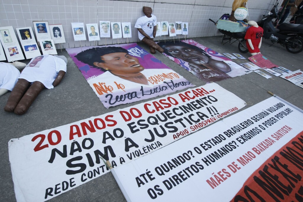 ORG XMIT: 533101_1.tif RIO DE JANEIRO, RJ, BRASIL, 26-07-2010: Mães da chamada chacina de Acari, levaram faixas e cartazes em protesto e lembrança ao crime, que resultou em 11 desaparecidos e prescreveu hoje sem condenações. (Foto: Ricardo Cassiano/Folhapress, COTIDIANO)