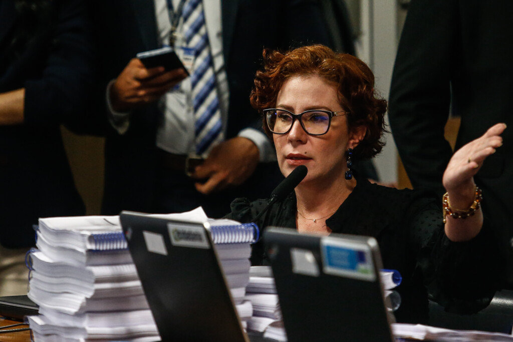 Carla Zambelli em audiência da CPI do 8 de Janeiro. (Foto: Gabriela Biló /Folhapress)