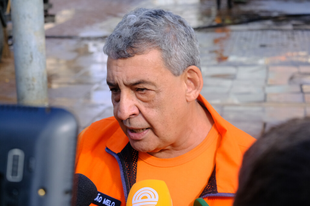 Prefeito de Porto Alegre, Sebastiao Melo fala com a imprensa após enchentes. (Foto: RAFAEL ROSA/Agencia Enquadrar/Folhapress)
