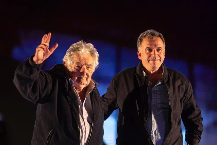 Yamandú Orsi, recém escolhido candidato a presidente pela Frente Ampla, ao lado de Pepe Mujica. Fonte: Divulgação