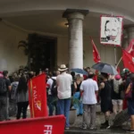 Manifestantes pedem a liberdade de Julian Assange, fundador do Wikileaks, enquanto a Justiça de Londres examina novo recurso contra sua extradição para os Estados Unidos. Foto: Fernando Frazão/Agência Brasil