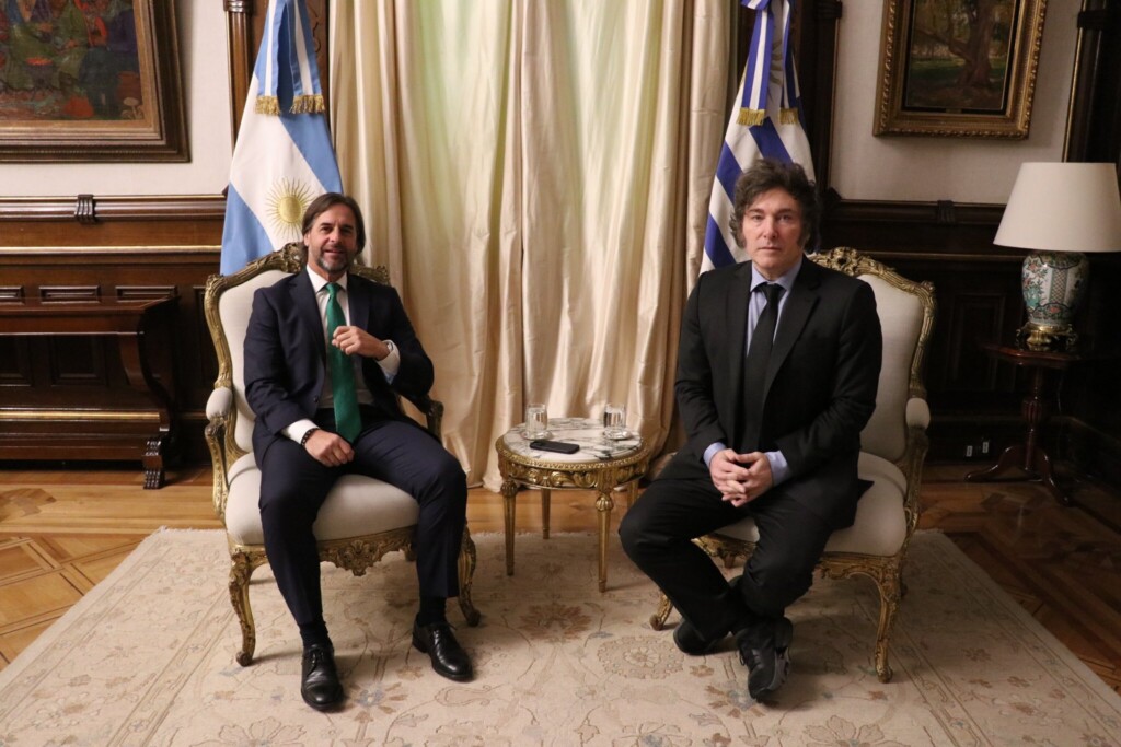 O presidente uruguaio Luis Alberto Lacalle Pou ao lado de Javier Milei, presidente da Argentina. Foto: Oficina del Presidente