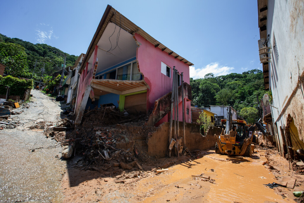 SÃO SEBASTIÃO, SP, BRASIL, 01.03.2023: CHUVAS EM SÃO SEBASTIÃO. Equipes da prefeitura e moradores continuam os trabalhos para tentar recuperar casas e vias da Vila Sahy, na praia da Barra do Sahy, em São Sebastião. (Foto: Adriano Vizoni/Folhapress)