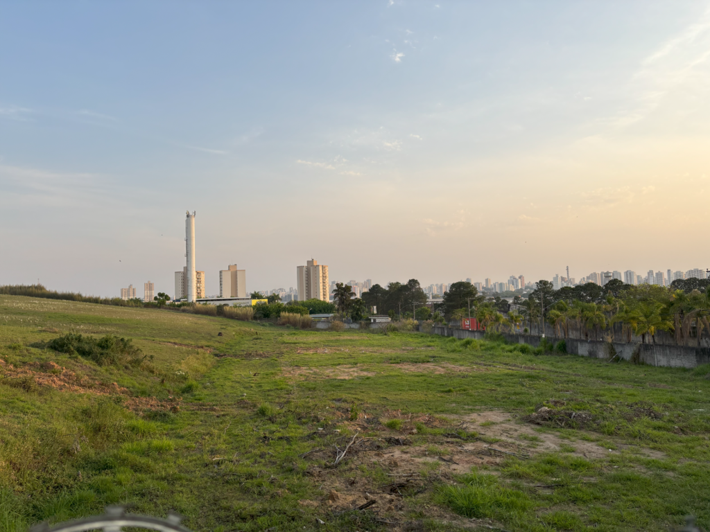 Terreno vazio onde deveria estar a construção de condomínio do programa Pode Entrar da Prefeitura de São Paulo. Foto: Laís Martins.