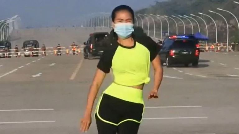 Professora de ginástica Khing Hnin Wai dança enquanto veículos blindados passam a caminho do parlamento nacional de Mianmar para dar um golpe militar (Crédito: Reprodução)