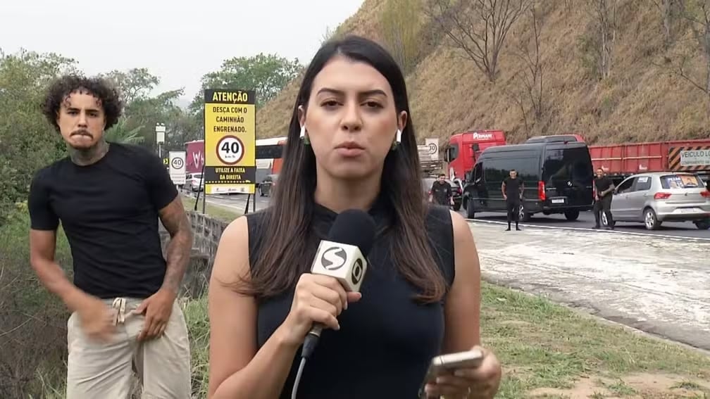 MC Livinho dança enquanto repórter noticia acidente com ônibus que resultou em três mortes (Crédito: TV Globo/Reprodução)