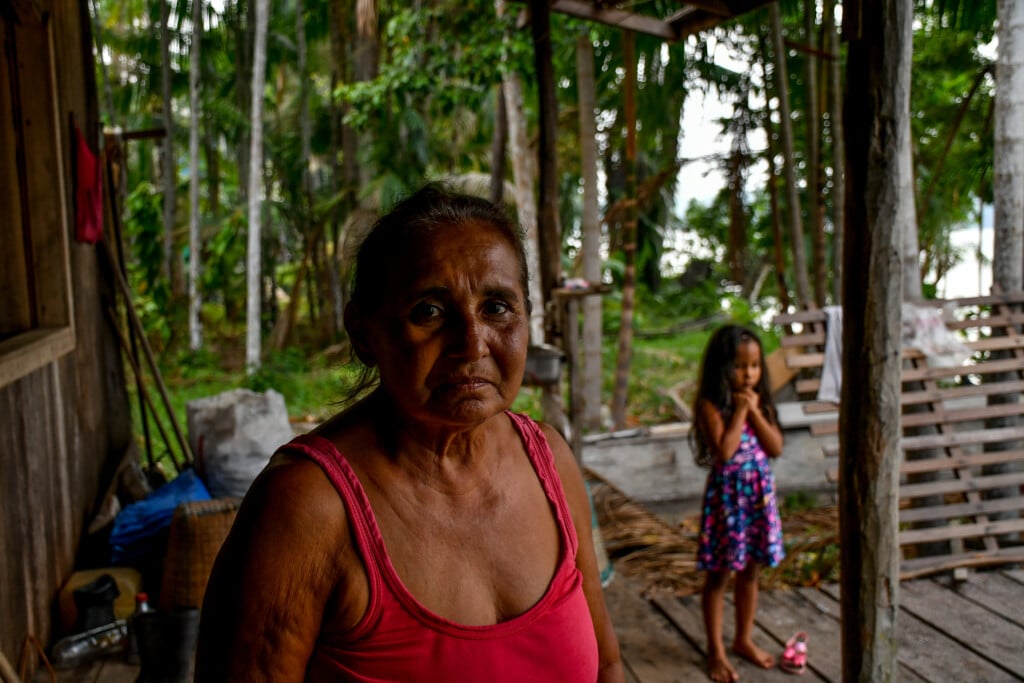 Dona Zazá, 65 anos, lamentou que as chamas destruíram parte de seu açaizal (Foto: João Paulo Guimarães)