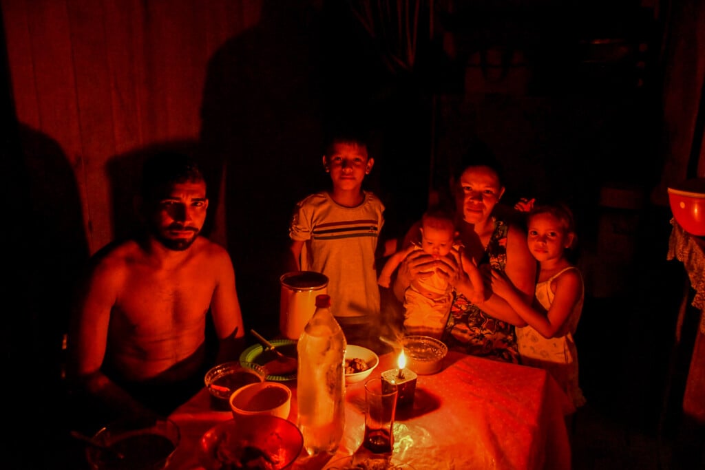 Falta de energia elétrica após tempestade trouxe ainda mais transtorno às famílias da Comunidade da Pedreira (Foto: João Paulo Guimarães)