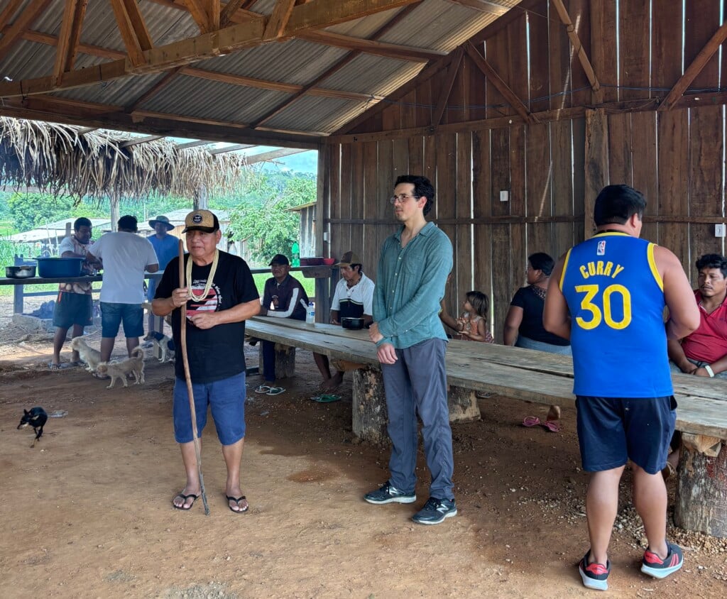 Jornalista Alex Cuadros esteve recentemente em Rondônia para levar exemplar do livro para os Cinta Larga (Foto: Divulgação)