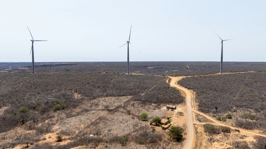 Turbinas eólicas cercam comunidade quilombola próxima à Queimada Nova, no Piauí  (Foto: Thomas Bauer)