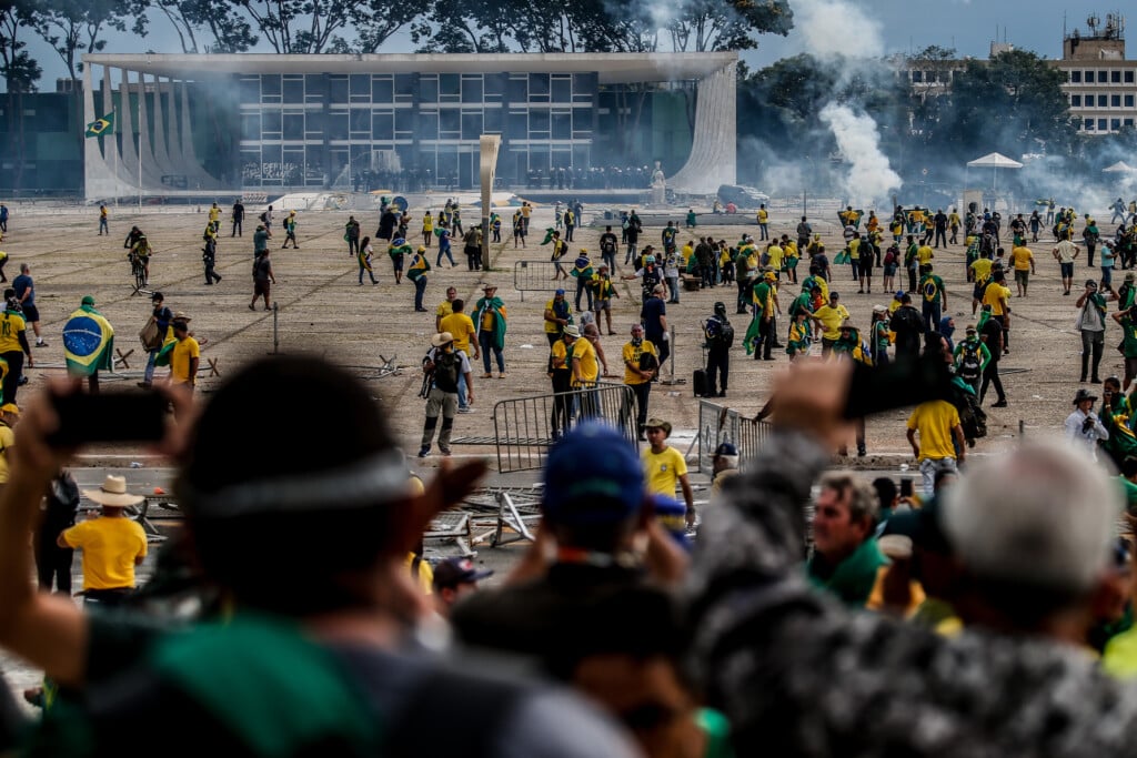 Golpistas invadem a praça dos Três Poderes, em Brasília, no dia 8 de janeiro de 2023. (Foto: Gabriela Biló/Folhapress)