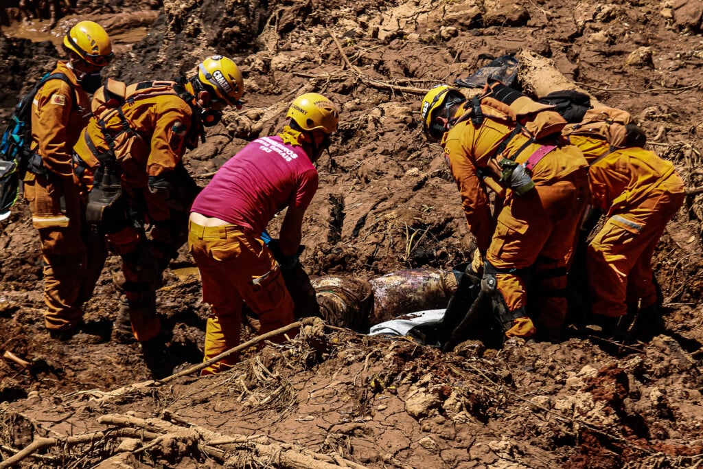  no dia 25 de janeiro de 2019, o Brasil e o mundo presenciariam a maior tragedia ambiental do país. Às 12h28min20s, a barragem do Corrego do Feijao, da mineiradora Vale S.A, em Brumadinho, se rompeu e carregou tudo que estava a sua frente. Inclusive 272 vidas,. A foto e do 2019 e mostra o rastro de destruicao que a lama de rejeito causou por onde passou. (Foto: Rodney Costa/Zimel Press/Folhapress)