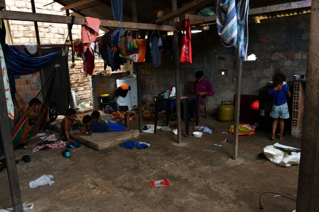 Além dos abrigos mantidos pela prefeitura de Belém, os Warao também vivem em casas precárias, como as da Comunidade Ajanoko, no bairro de Outeiro