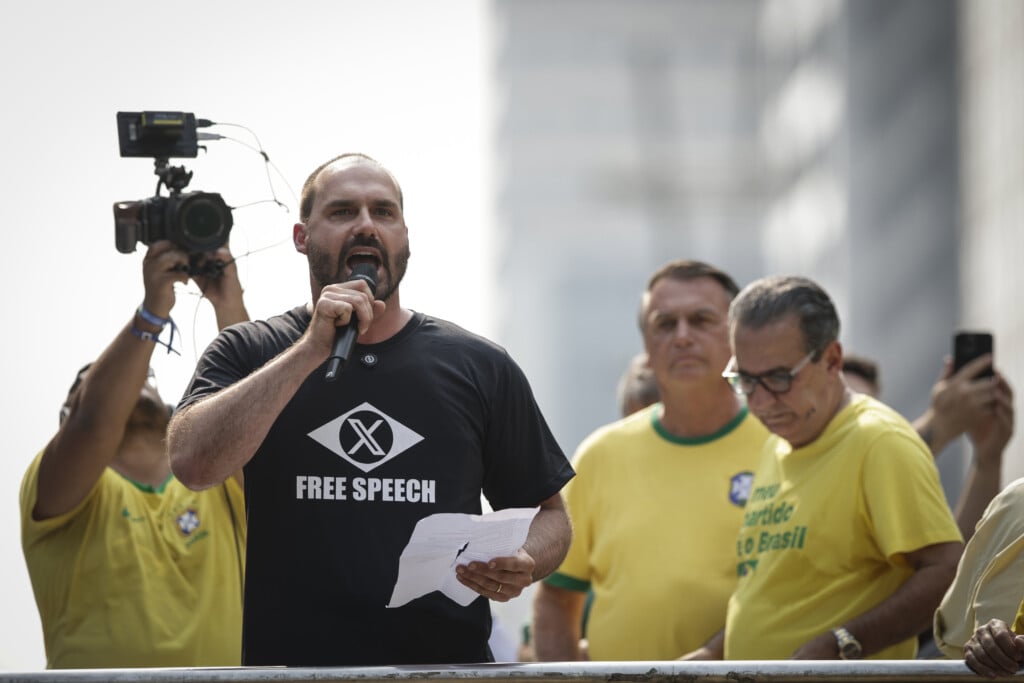 Eduardo Bolsonaro e Jair Bolsonaro durante manifestação na Avenida Paulista, em São Paulo, em 7 de setembro de 2024 (Foto: Bruno Santos/Folhapress)