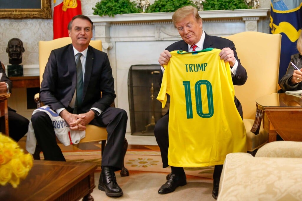 Jair Bolsonaro presenteia Donald Trump com camisa da seleção de futebol do Brasil, em novembro de 2020, na Casa Branca (Foto: Vanessa Carvalho/Brazil Photo Press/Folhapress)