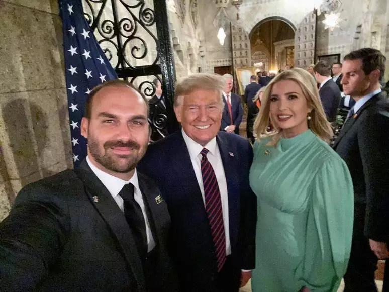 Eduardo Bolsonaro propõe que imigrantes do Brasil sejam presos em El Salvador
