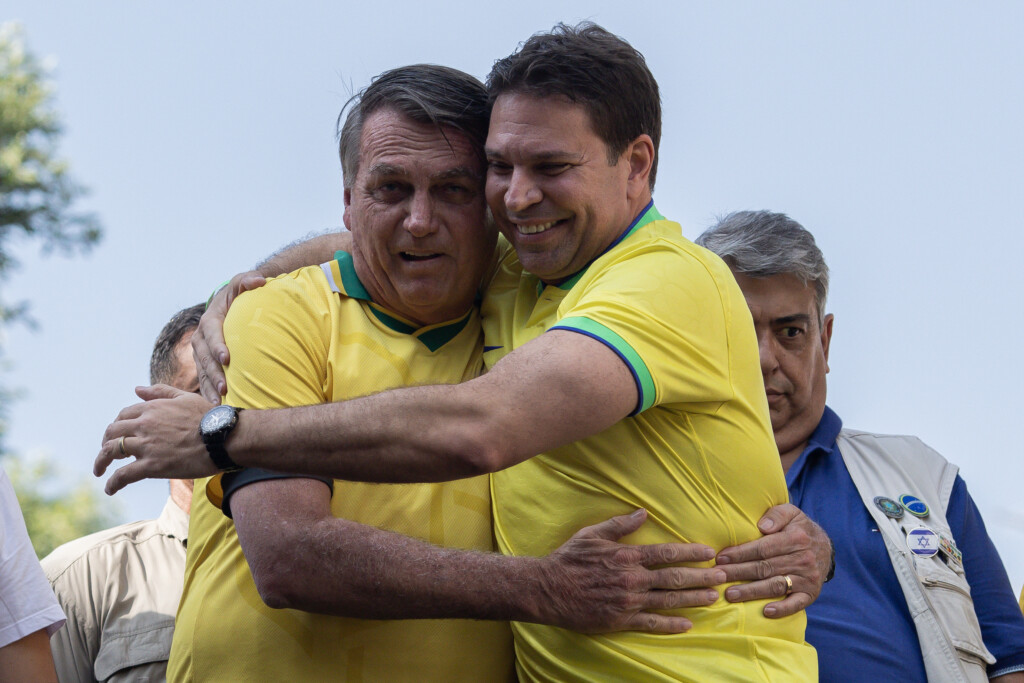 Jair Bolsonaro abraça o deputado federal Alexandre Ramagem durante campanha eleitoral de 2024. Os dois são réus no STF pela trama golpista (Foto: Eduardo Anizelli/Folhapress)