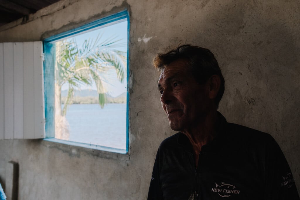 Durval Martins, que vive há 35 anos na região, é dono de um bar em Vila Fátima, comunidade localizada onde se afunila o Canal do Varadouro (Foto: Eduardo Manfré/Intercept)