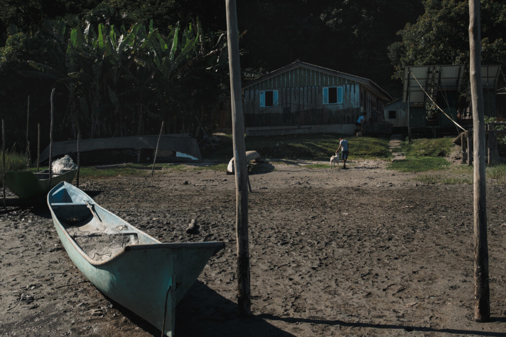 Nove das 18 comunidades no entorno do Parque Nacional do Superagui não têm acesso nem mesmo à energia elétrica (Foto: Eduardo Manfré/Intercept)