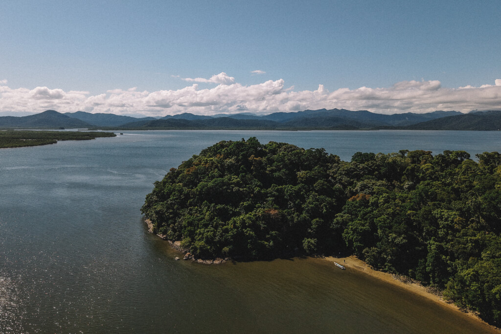 Vista da ilha de Pinheiro, localizada na região do Canal do Varadouro (Foto: Eduardo Manfré/Intercept)