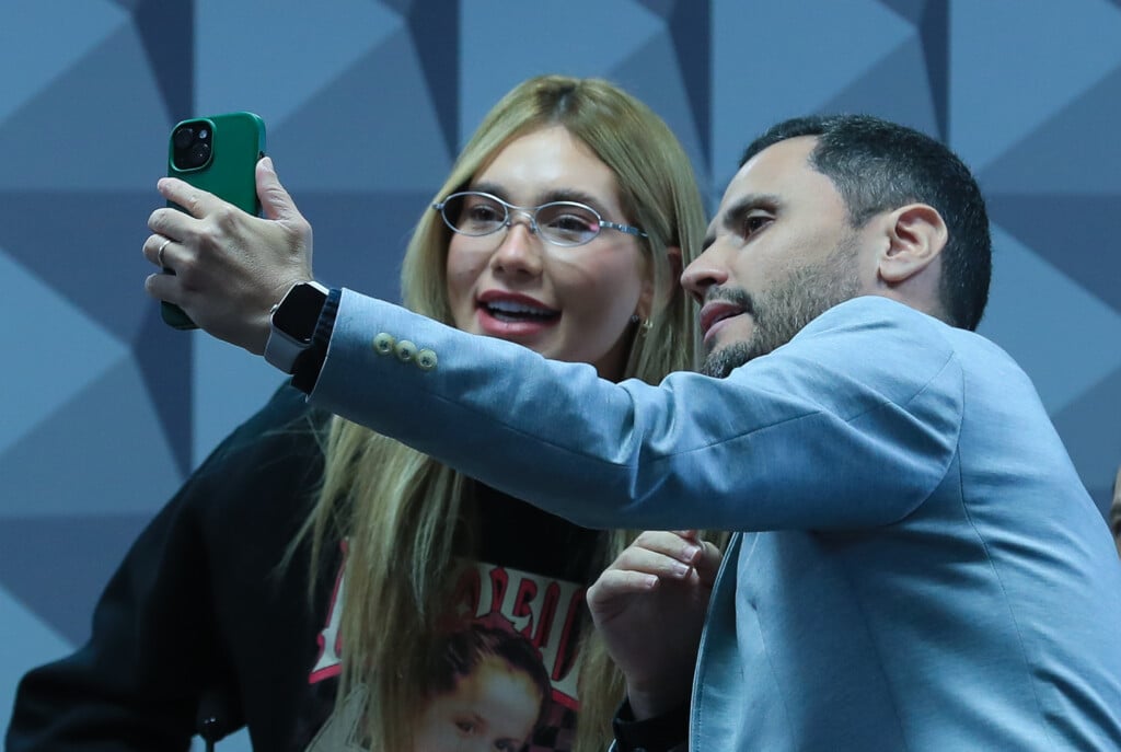 Senador Cleitinho tira foto com Virginia Fonseca durante sessão da CPI das Bets em que a influencer estava na condição de testemunha (Foto: Lula Marques/Agência Brasil)