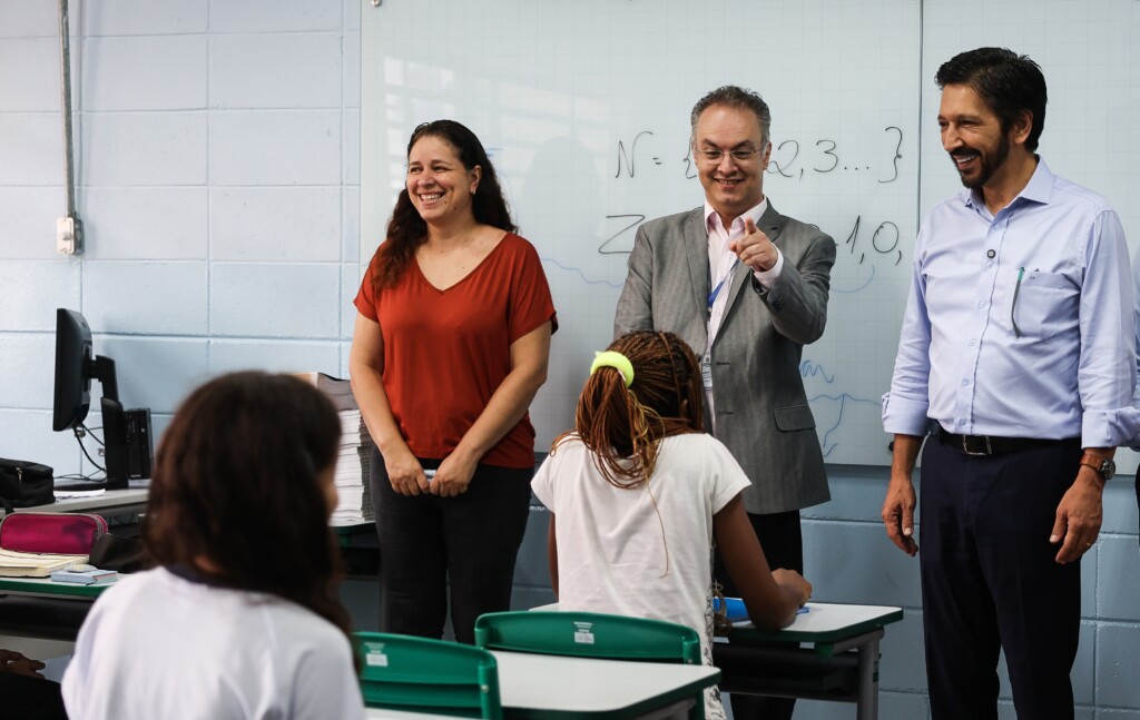 O prefeito de São Paulo, Ricardo Nunes, e o secretário de educação, Fernando Padula, durante visita em fevereiro a uma escola na zona leste da maio (Foto: Zanone Fraissat/Folhapress)