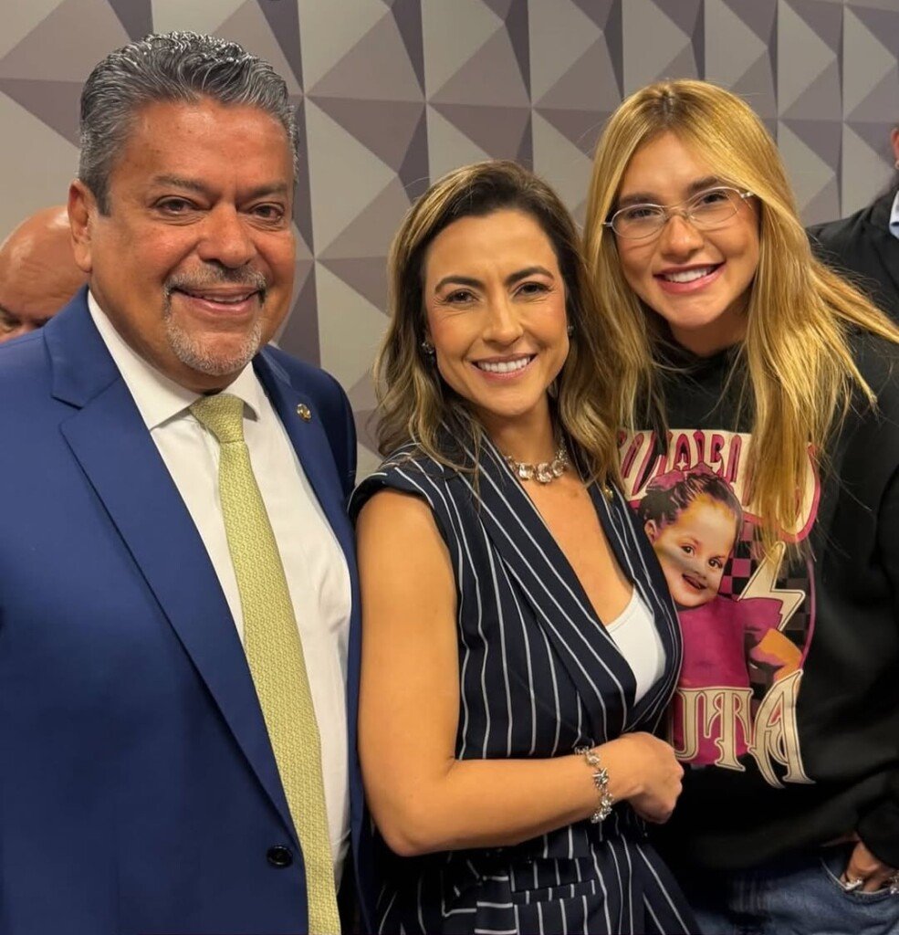 Influenciadora Virginia Fonseca (à direita) posa para foto com o presidente da CPI das Bets, Dr. Hiran, e da relatora, Soraya Thronicke (Foto: Reprodução)