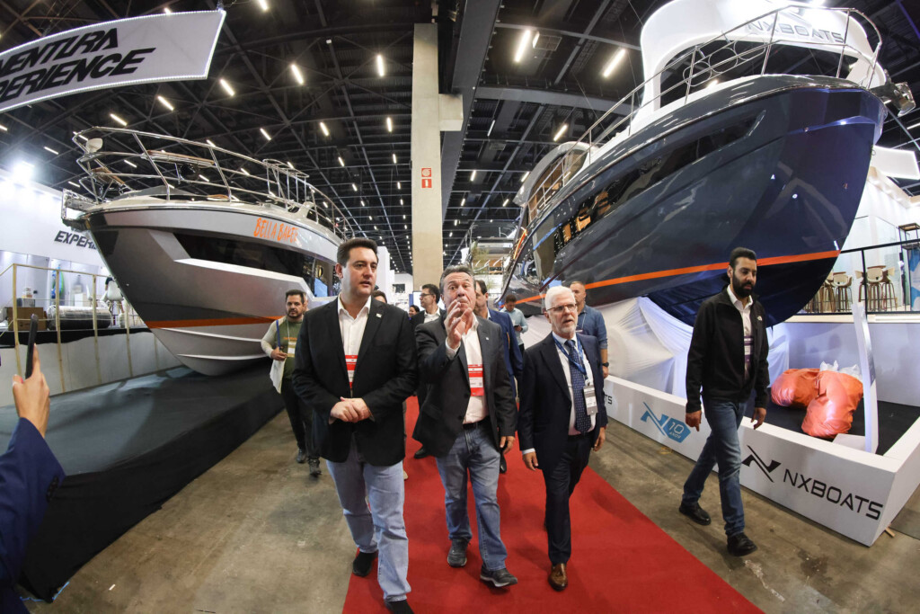 Governador do Paraná, Ratinho Junior, apresentou projeto do Canal do Varadouro em evento náutico em setembro de 2024. Na foto, ele aparece ao lado do então secretário de Turismo, Marcio Nunes, e do empresário Ernani Paciornik (Foto Jonathan Campos/AEN/Divulgação)