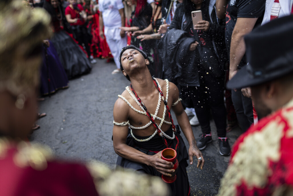 SÃO PAULO SP, BRASIL, 13.08.2023: MARCHA-EXU - Primeira edição da Marcha para Exu é realizada na avenida Paulista, região central da cidade, neste domingo (13). Evento, que homenageia uma figura central para religiões afrobrasileiras como umbanda e candomblé, quer afastar associação com diabo e mostrar 'Exu do amor'. (Foto: Bruno Santos/ Folhapress)