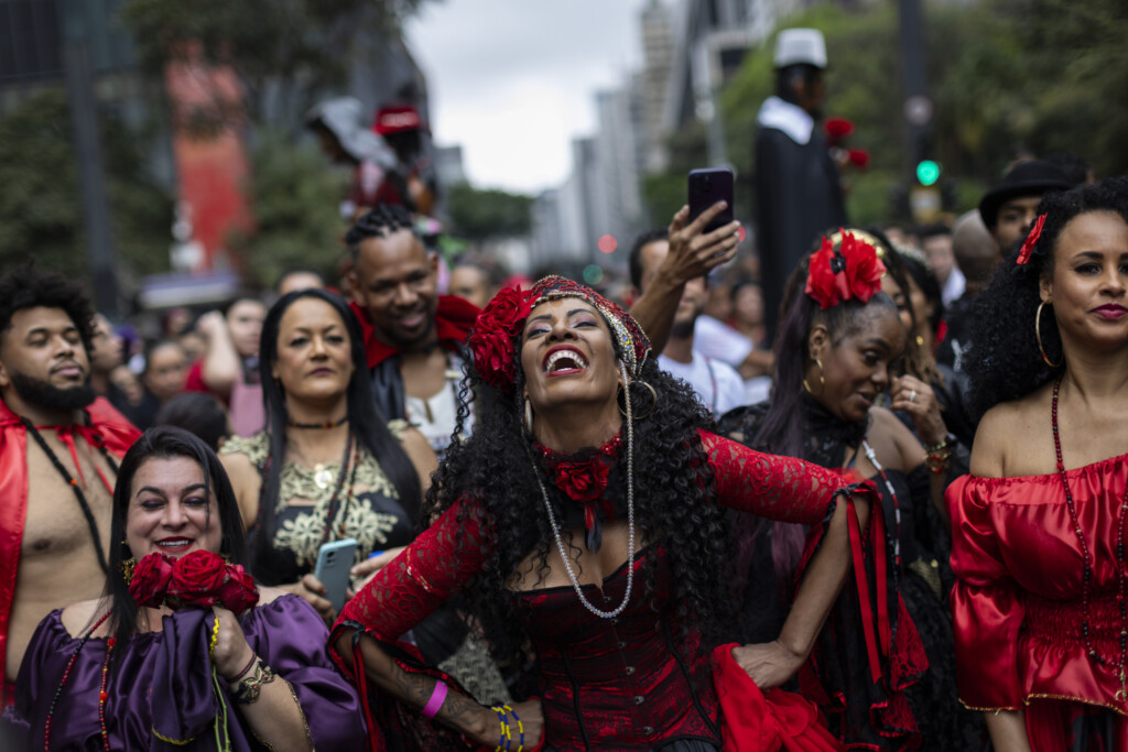 SÃO PAULO SP, BRASIL, 13.08.2023: MARCHA-EXU - Primeira edição da Marcha para Exu é realizada na avenida Paulista, região central da cidade, neste domingo (13). Evento, que homenageia uma figura central para religiões afrobrasileiras como umbanda e candomblé, quer afastar associação com diabo e mostrar 'Exu do amor'. (Foto: Bruno Santos/Folhapress)