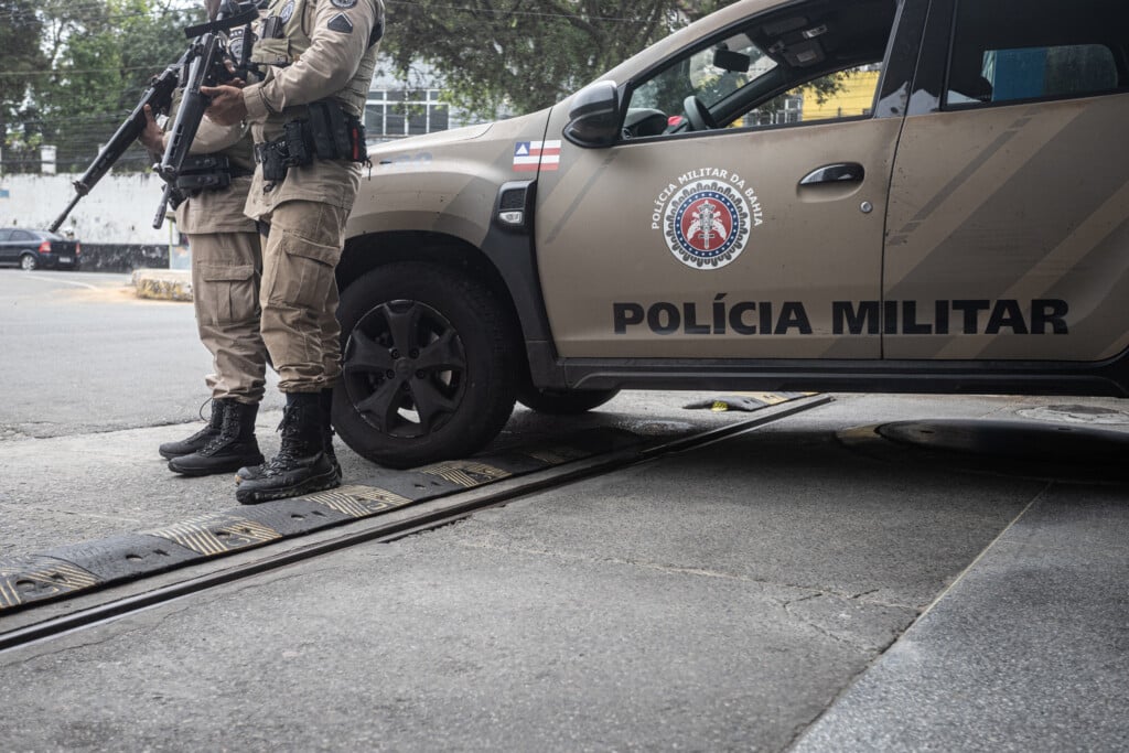 SALVADOR, BA - 06.09.2023 - Policiais Militares ao lado de uma viatura no bairro de Alto das Pombas, um bairro popular localizado na região central de Salvador. (Foto: Rafaela Araújo/Folhapress)