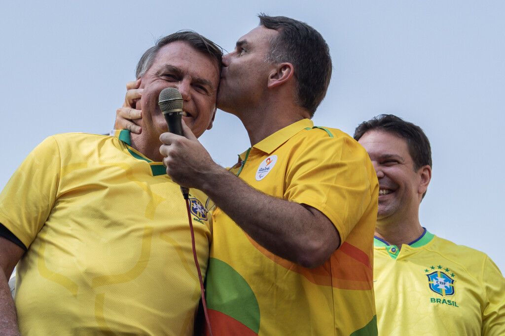 O ex-presidente Jair Bolsonaro, do PL, é beijado por seu filho Flávio, senador pelo PL do RJ, durante ação de campanha para a eleição de 2024 realizada em 18 de julho, no Rio de Janeiro. (Foto: Eduardo Anizelli/Folhapress)