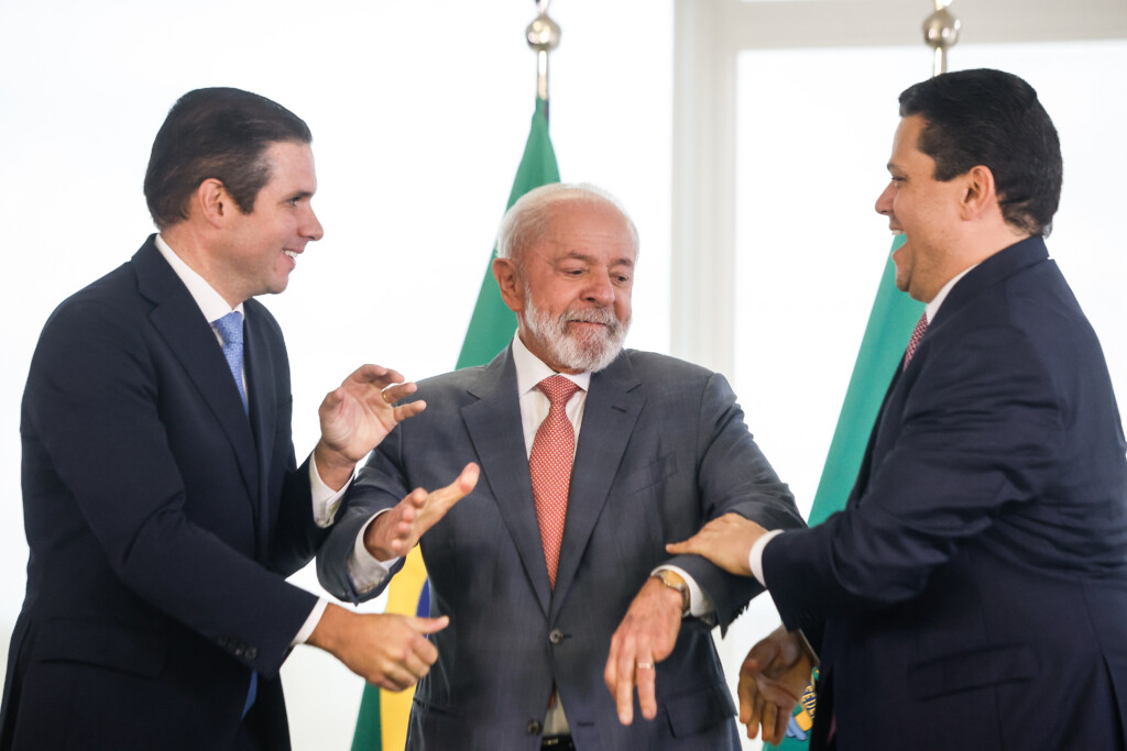 Presidente Lula durante encontro no Palácio do Planalto com o presidente da Câmara, Hugo Motta (à esquerda), e o presidente do Senado, Davi Alcolumbre (Foto: Gabriela Biló/Folhapress)