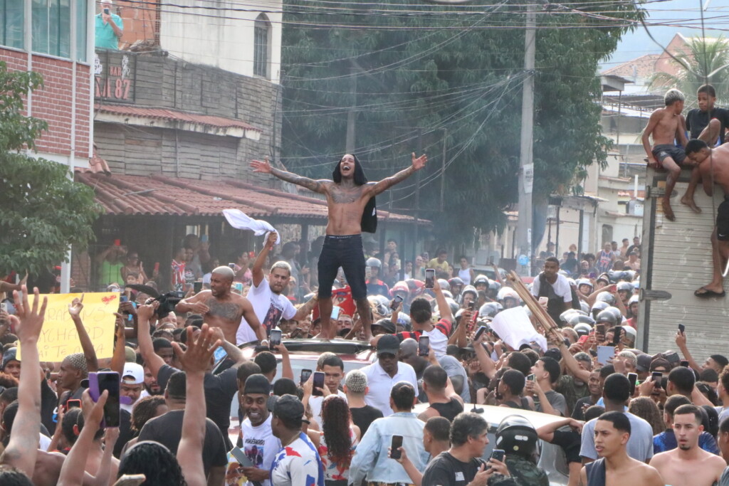 Tumulto marcou a saída de MC Poze do Rodo da prisão em Bangu, na zona oeste do Rio de Janeiro, na tarde de terça-feira, 3 (Foto: José Lucena/Thenews2/Folhapress)