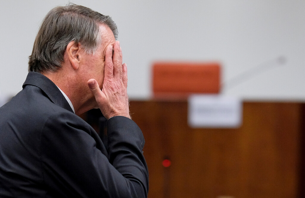 Réu por tentativa de golpe, Jair Bolsonaro reage durante interrogatório no STF (Foto: Diego Herculano/Reuters/Folhapress)