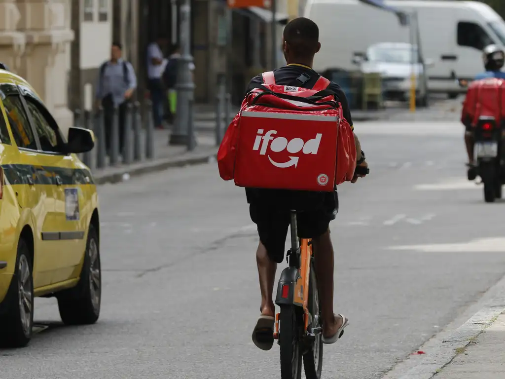 Poder, monopólios e poucas regras: como iFood e Uber dominam o mercado e ignoram direitos no Brasil