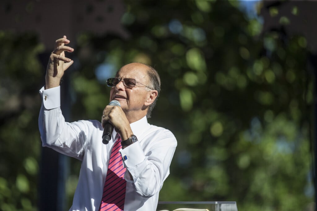 Bispo Edir Macedo, da Universal, durante culto na praça Jardim do Méier, no Rio de Janeiro (Foto: Danilo Verpa/Folhapress)