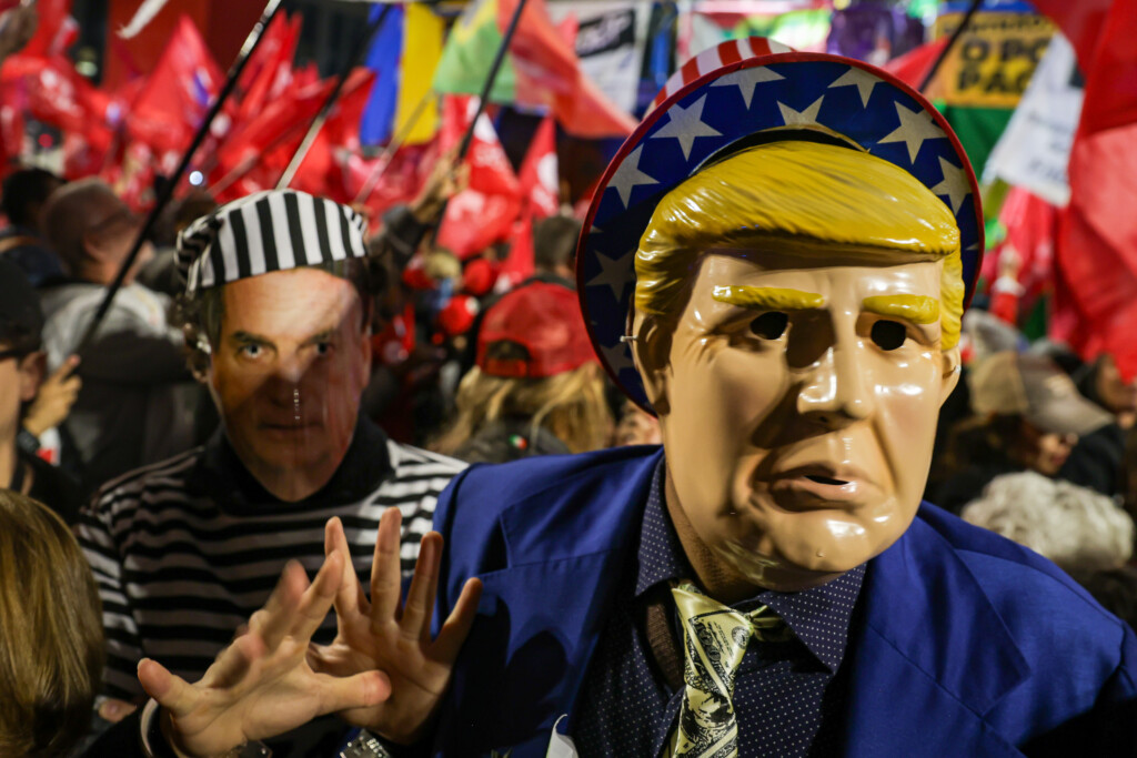 Bonecos de Trump e Bolsonaro foram parte de manifestação em São Paulo, nesta semana, pedindo a taxação dos mais ricos no Brasil e criticando o tarifaço dos EUA (Foto: Allison Sales/Folhapress)