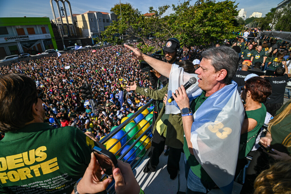 Tarcísio de Freitas se enrolou em uma bandeira de Israel durante participação na 33ª Marcha para Jesus, em junho, na capital paulista (Foto: Roberto Sungi/Ato Press/Folhapress)