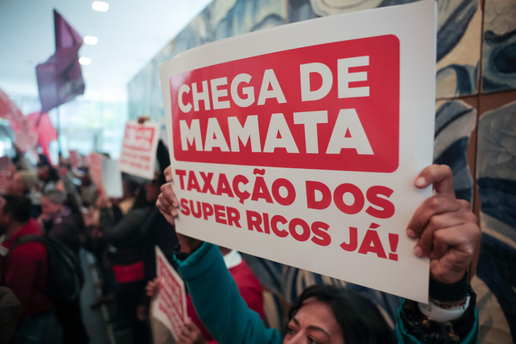 SÃO PAULO, SP, BRASIL, 03.06.2025: POVO SEM MEDO-OCUPAÇÃO-POLÍTICA - Integrantes da Frente Popular Povo Sem Medo ocupam prédio do banco Itaú na avenida Faria Lima, protestando por taxação de super-ricos, isenção de imposto de renda para salários até R$ 5.000 e contra o aumento do número de deputados, entre outras pautas. (Foto: Danilo Verpa/Folhapress)