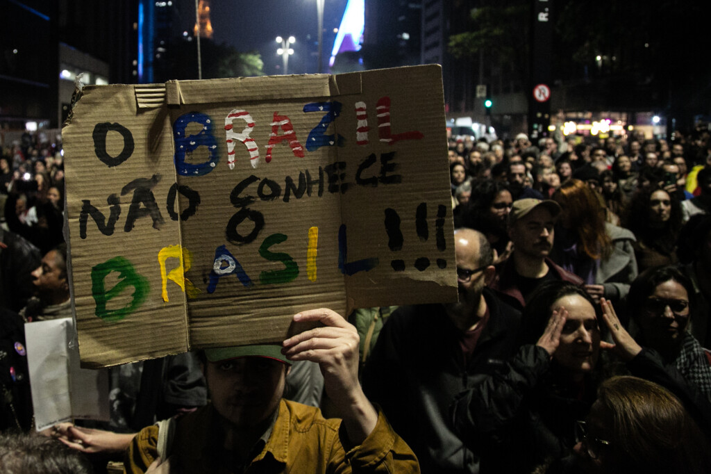 SÃO PAULO (SP) ? Cidade / Política ? Movimentos populares realizam manifestação nesta quinta-feira (10), na Avenida Paulista, com críticas ao Congresso Nacional. Com o mote ?Congresso inimigo do povo?, o ato denuncia o avanço de pautas como a reforma administrativa e cortes em políticas sociais.

Os manifestantes também protestam contra os tarifaços anunciados pelo governo Donald Trump, que elevaram taxas sobre produtos brasileiros e reacenderam o debate sobre soberania e dependência econômica. A mobilização ocorre em diversas capitais do país. (Foto: Bia Borges/Ofotográfico/Folhapress)