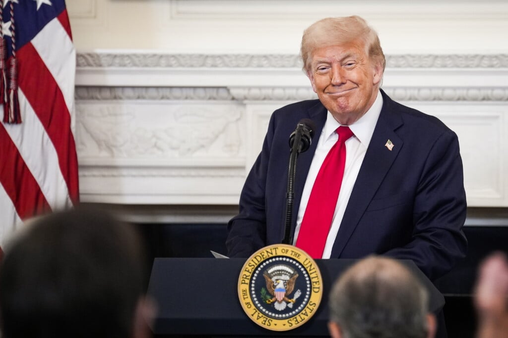 Donald Trump deu início a guerra de tarifas ao taxar de forma unilateral países que têm relação comercial com os Estados Unidos (Foto: Yuri Gripas/Agência EFE/Folhapress)